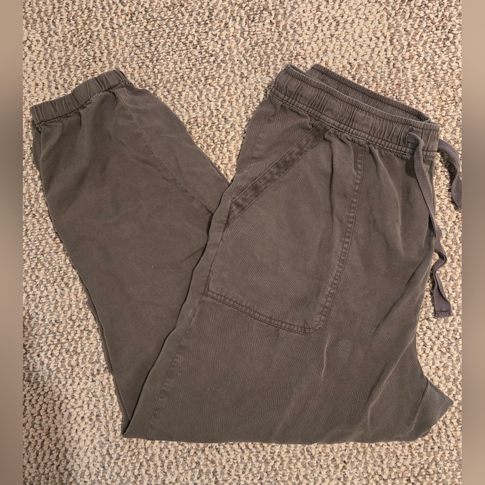 Time and Tru Women's High Rise Parachute Jogger, 28" Inseam Olive/Dark Ivy